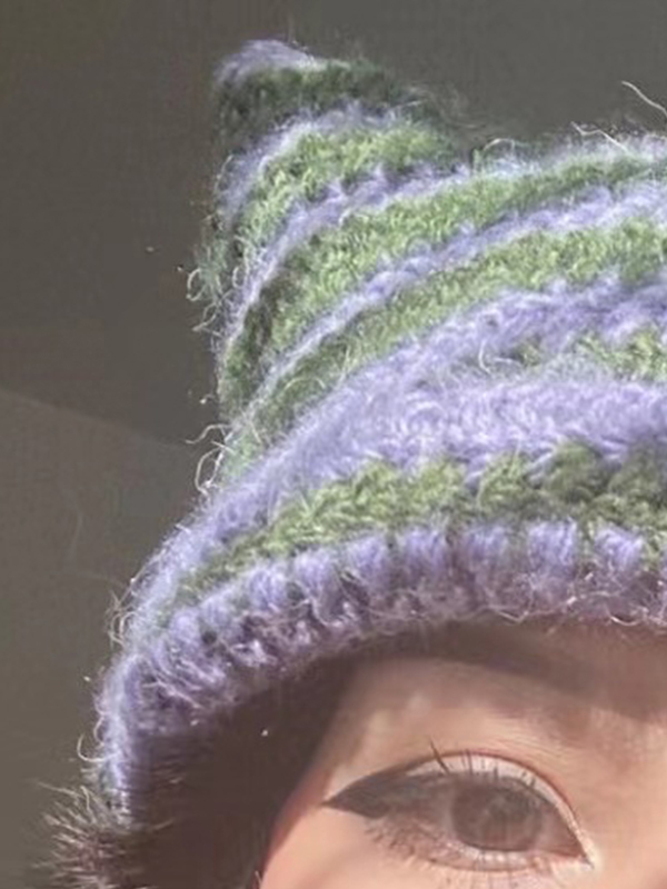Handgefertigte gestreifte Strickmütze mit Horndetail-1